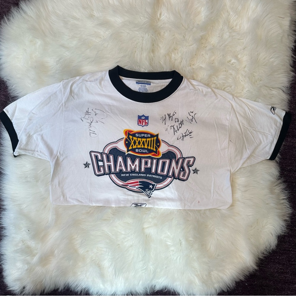 White Reebok Super Bowl XXXVIII Champions Signed New England Patriots T-shirt